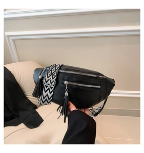 Détail du sac ceinture en cuir grainé noir avec fermetures éclair et bandoulière large