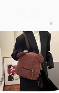 Détail d'un sac à dos en velours côtelé marron rétro avec oreilles d'ours 3D mignonnes