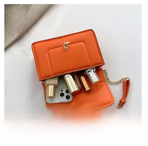 Vue intérieure du sac en cuir orange montrant l'espace pour smartphone et maquillage