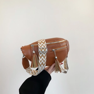 Sac bandoulière marron en cuir grainé avec sangle tissée bohème et doubles glands