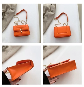 Détails du sac à bandoulière orange avec boucles dorées et motif matelassé