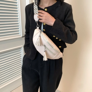 Sac bandoulière demi-lune beige en similicuir avec gland et large sangle à motif
