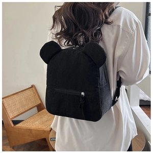 Vue de dos d'un mini sac à dos en velours noir avec oreilles d'ours porté par un modèle