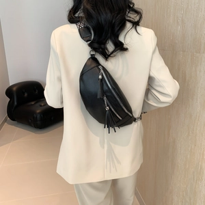 Sac bandoulière noir en cuir pour femme avec pompons et sangle tissée géométrique