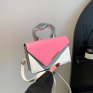 Sac bandoulière bicolore rose et blanc avec poignée en métal liquide et longue sangle
