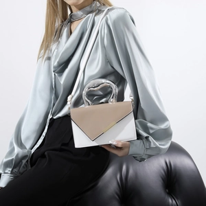 Sac bandoulière minimaliste beige et kaki avec détail métallique et poignée argentée