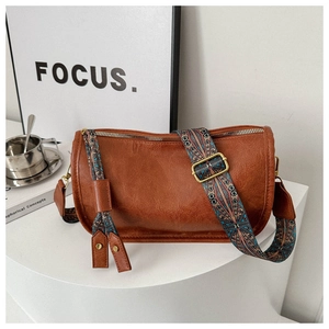 Détail du sac en similicuir marron vintage avec bandoulière ethnique géométrique