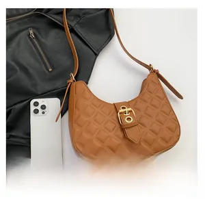 Détail du sac hobo matelassé marron avec boucle dorée réglable et finition en cuir