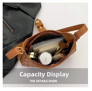 Détail d'un sac à bandoulière matelassé marron montrant sa grande capacité intérieure