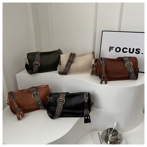 Détail de sacs bandoulière multicolores en similicuir avec bandoulières bohèmes