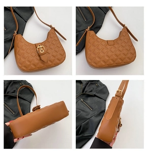 Vues multiples d'un sac à bandoulière matelassé marron avec des ferrures dorées et demi-lune