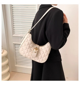 Vue détaillée du sac hobo matelassé crème avec boucle en métal doré et texture élégante