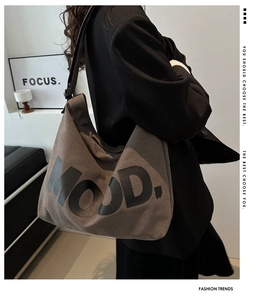 Detail einer großen braunen Canvas-Tasche mit fettem MOOD-Text für den Alltag