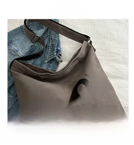 Detailaufnahme der dunkelgrauen Segeltuchtasche mit MOOD-Schriftzug und Verstellgurt