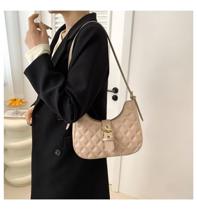 Sac hobo matelassé beige avec motif en losange et boucle dorée sur l'épaule