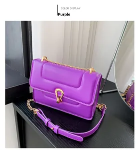 Détail du sac bandoulière violet avec surpiqûres rectangulaires et fermoir doré chic