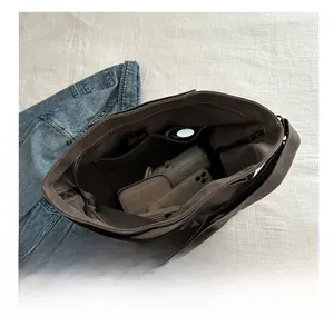 Draufsicht der geräumigen braunen Segeltuch-Tasche mit Platz für Alltagsgegenstände