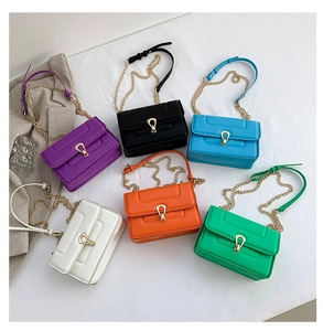 Vue à plat de six sacs bandoulière colorés en cuir PU avec chaînes dorées et coutures en forme de U