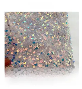 Gros plan de paillettes rondes irisées à haute densité sur un sac à main de mode