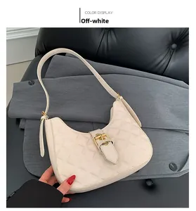 Détail du sac hobo blanc cassé matelassé avec boucle dorée et élégantes surpiqûres