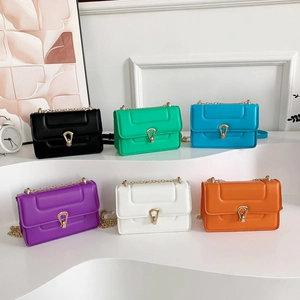 Sacs bandoulière en similicuir mat pour femme en six couleurs avec élégante chaîne dorée