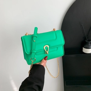 Sac bandoulière vert minimaliste avec boucle en métal doré et bandoulière chaîne