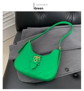 Détail d'un sac à bandoulière matelassé vert vif avec boucle en métal doré décorative