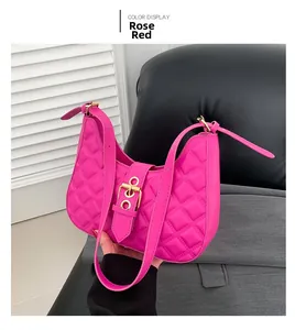 Détail du sac à bandoulière matelassé rose rouge avec boucle dorée et lanière cuir