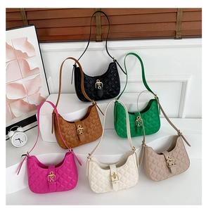Détails de coutures matelassées sur des sacs à bandoulière chics en six couleurs
