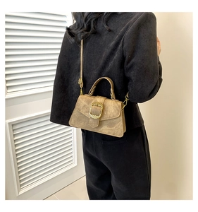 Modelo luce bolso bandolera vintage caqui con hebilla dorada y acabado de cuero mate