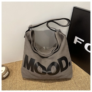 Detailansicht der dunkelgrauen Segeltuchtasche mit markantem MOOD.-Buchstabendruck