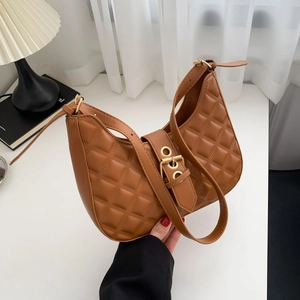 Sac hobo marron matelassé en cuir avec détails dorés et bandoulière pour femmes