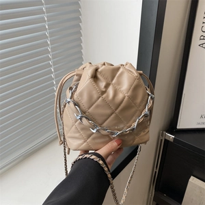 Women Fashion Quilted Bucket Bag PU Leather Drawstring Crossbody Bag With Silver Chain Simple Casual Shoulder Bag