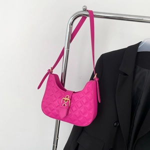 Sac à main matelassé fuchsia avec boucle mors dorée et fine bandoulière réglable