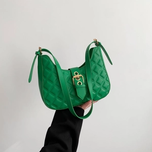 Sac bandoulière matelassé vert chic avec boucle dorée et bandoulière réglable en demi-lune