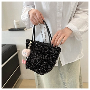 Détail du sac cabas à paillettes noires avec chaîne argentée et breloque peluche rose