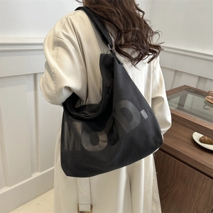 Große schwarze Canvas-Einkaufstasche mit MOOD-Aufdruck im Lifestyle-Mode-Look getragen