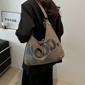 Große graue Canvas Hobo Bag für Damen mit weißem MOOD Aufdruck auf dem breiten Schultergurt
