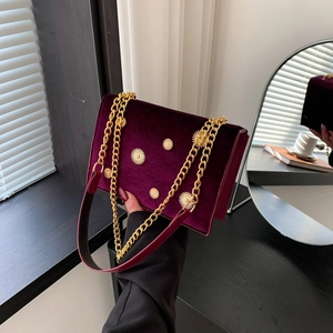 Sac bandoulière élégant en velours violet foncé avec détails floraux dorés et chaîne