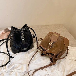 Chic two-tone bucket bags in black and brown leather with texture stitching