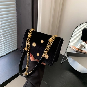 Sac à bandoulière chic en velours noir avec rivets dorés et grosse bandoulière chaîne