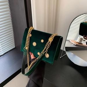 Sac carré élégant en velours vert foncé avec motif soleil doré et chaîne