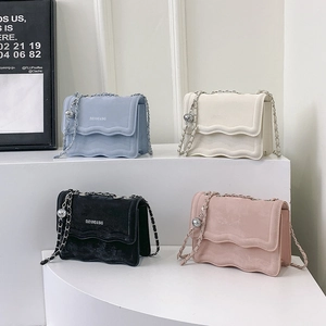 Chic wave edge crossbody bag with metal chain strap in blue, white, black and pink