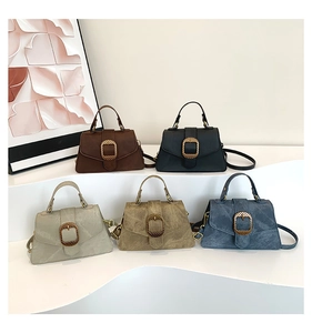 Vista detallada de cinco bolsos de hombro en varios colores sobre gradas blancas