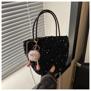 Détail du sac cabas à paillettes noires avec chaîne argentée et breloque en peluche rose