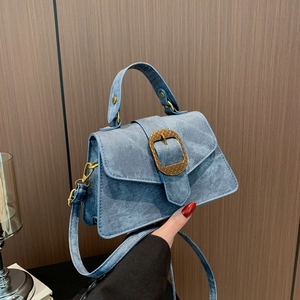 Sac bandoulière rétro bleu denim avec boucle dorée et bandoulière réglable élégante