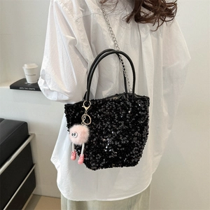 Sac fourre-tout noir à paillettes avec pendentif monstre rose et chaîne en argent chic