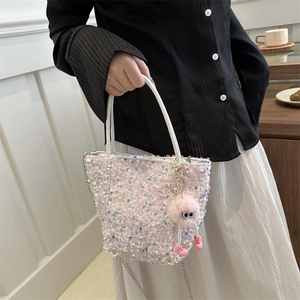 Sac à main chic en paillettes blanches irisées avec un pendentif peluche rose mignon