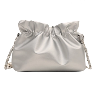 Borsa a nuvola plissettata argento metallizzato con elegante tracolla a catena