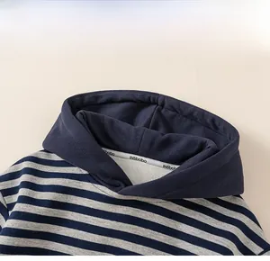 Detail eines blau-grau gestreiften Kapuzenpullovers mit warmem Fleecefutter und Kapuze